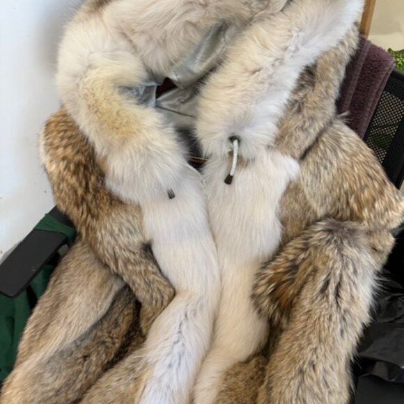 Genuine fox 3/4 Vest with hood - Picture 2 of 2